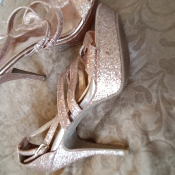 #651 Sparkling Glitter Heels - Picture 3 of 3